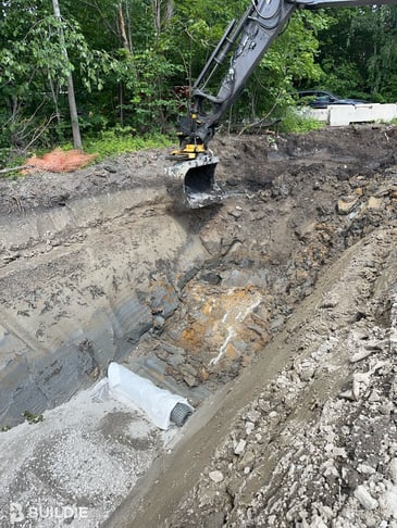 1406469_Poikkeamat-muutokset-Louhinta-Iso maakivi vesihuoltolinjalla. Noin 20cm kova asennusalustan pintaan vrt. Pl ~130