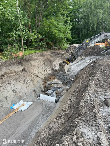 1407185_Maanleikkaus-Louhinta-Maakivi kiilattuna. Oli noin2-2-5m syvä. 