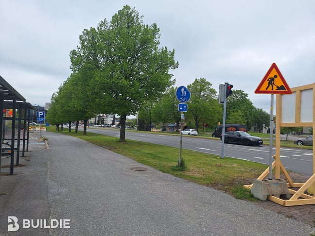 1893667_Liikennejärjestelyt-Kevyt liikenne-Tähän nuolellinen klv opaste