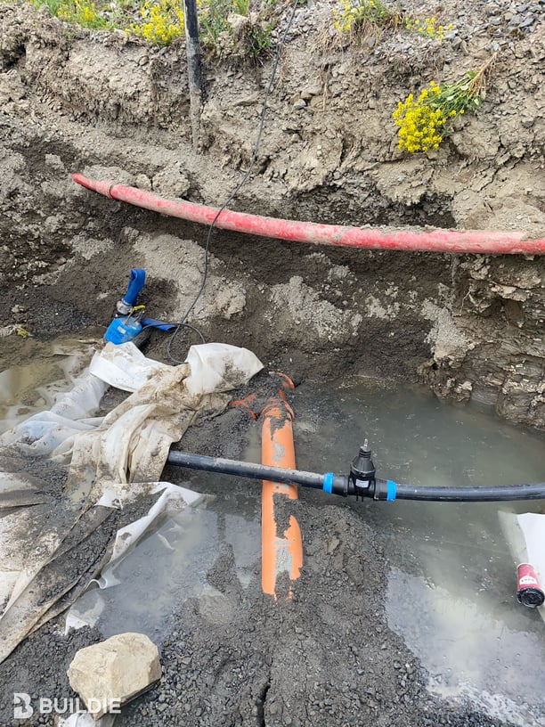 2024_Mäkisenkujan_infran_rakentaminen_Vesihuolto-Vesihuollon_järjestelmät-JV-liitos_Pappilantien_vieressä-30-toukokuu-2024 (2)