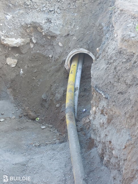 2025_Kehätie_viemärikääntö_Muut_kuvat-Muut_rakenteet-110pvc_ja_20kv_kaapeli_samassa_vanhassa_tierummussa-13-elokuu-2025