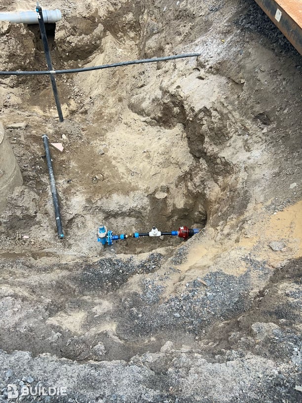 _ST-2025_vesihuoltosaneeraus_Vesihuolto-Vesijohto-Katajatie-pikontie_risteys_3364_uusi_verkosto_liitetty_kiinni_vanhaan_verkostoon_painekoetta_ja_huuhtelua_varten-09-toukokuu-2025